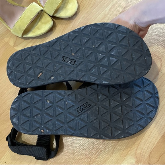 TEVAS SANDAL BLACK (HARDLY WORN) - Picture 3 of 3
